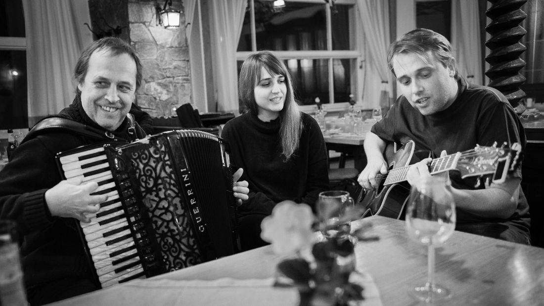 FAMILIENBANDA HOJSA